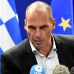 Mientras el primer ministro Alexis Tsipras negocia con las autoridades de la UE, Yanis Varoufakis confirmó que el país no cancelará la deuda con el organismo internacional que vence en las próximas horas El ministro de Hacienda griego Yanis Varoufakis confirmó que el país no efectuará el pago al FMI que vence en las próximas horas. Preguntado cuando entraba al ministerio si Grecia pagará los 1.600 millones de euros al FMI, Varoufakis dijo "no". En tanto, rondaban las conjeturas de que el primer ministro Alexis Tsipras intentaba llegar a un acuerdo de último momento con los acreedores antes del vencimiento del pago y de la parte europea del rescate griego. Un funcionario griego dijo que Tsipras habló con el presidente de la Comisión Europea, Jean-Claude Juncker, el jefe del Banco Central Europeo, Mario Draghi y el titular del Parlamento Europeo, Martin Schulz. El funcionario no reveló el contenido de las discusiones. 0012887810 Tsipras y Juncker, nombres clave en la negociación El jefe de la Comisión Europea hizo una oferta de último minuto para tratar de convencer al primer ministro griego, Alexis Tsipras, de que acepte un acuerdo de rescate que ha rechazado previamente en un referendo el domingo que sus socios de la UE dicen que será una elección sobre si Atenas permanece en el euro. Sin embargo, fuentes del Gobierno griego dijeron que el primer ministro izquierdista mantuvo su rechazo a las condiciones de los acreedores y que Grecia incumplirá el martes un repago crucial al Fondo Monetario Internacional, sumergiéndose más en una crisis financiera. Fuentes de la UE y del Gobierno griego dijeron que Jean-Claude Juncker ofreció convocar una reunión de emergencia de ministros de Finanzas de la zona euro el martes para aprobar un pago de ayuda para evitar el impago de Atenas, si Tsipras enviaba una aceptación por escrito de los términos del rescate. También ofreció la perspectiva de negociar la reprogramación de la deuda más tarde este año si Atenas vota a favor del "sí". 2 0012630428