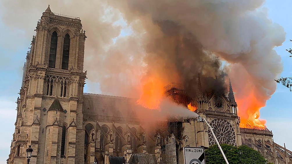 Faurie, funcionarios y políticos nacionales expresaron su pesar por el incendio en Notre Dame