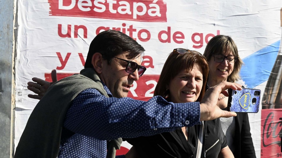 Bullrich posa para la foto con un seguidor antes de ingresar Foto Leo Vaca