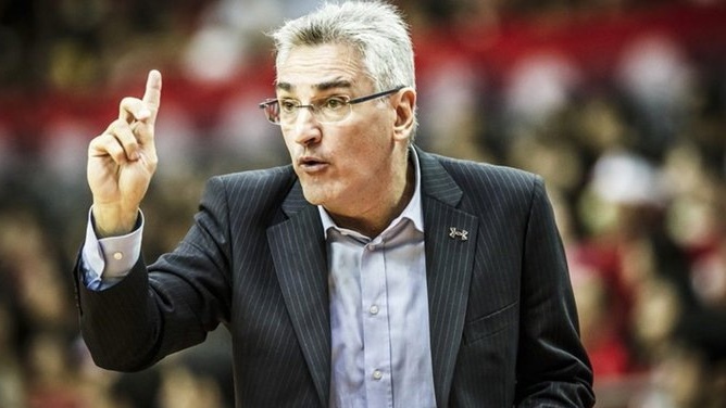 Julio Lamas en un faceta diferente a sus aos de gloria dentro del bsquet