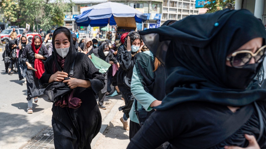 Algunas manifestantes se refugiaron en tiendas cercanas Foto AFP