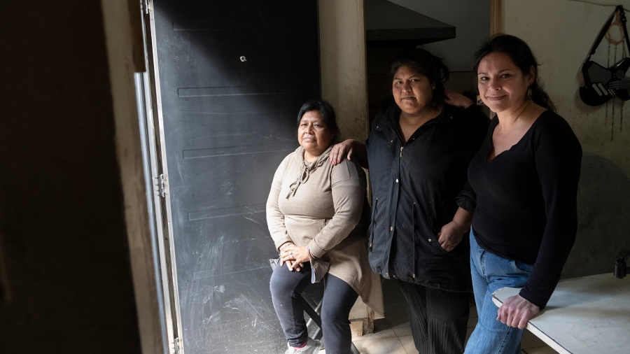 Carmen Susana y Carina de izq a der son parte del grupo Mujeres al frente un espacio de contencin para vctimas de violencia de gnero que funciona en el comedor El Pobre de Ass Fotos Victoria Gesualdi