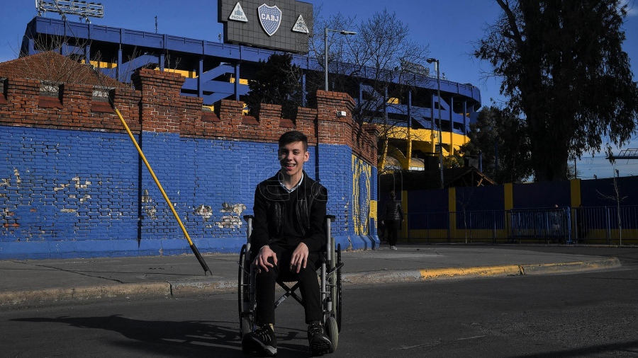Con movilidad reducida emprende asiduamente el trayecto desde Villa Luzuriaga donde vive hasta La Boca Vctor Carreira