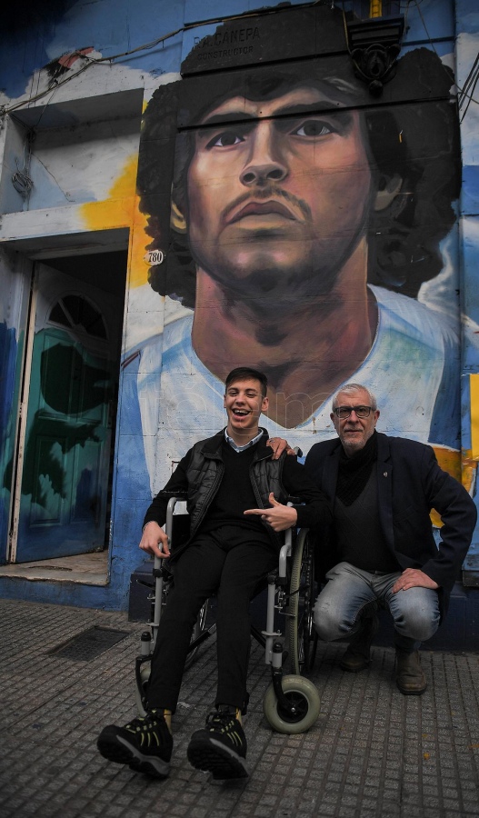 Alexis con su profesor Daniel Rodrguez quien dict el taller de periodismo en Boca que fue un antes y un despus para l