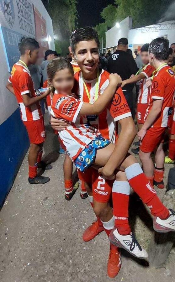 La nena en brazo de su hermano Bruno quien tambin juega en el club 