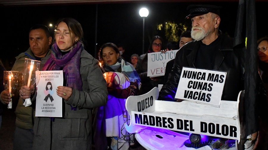 Familiares de bebs nacidos sanos y que fallecieron horas despus marcharon frente al Hospital Materno Neonatal Ramn Carrillo Foto Laura Lescano