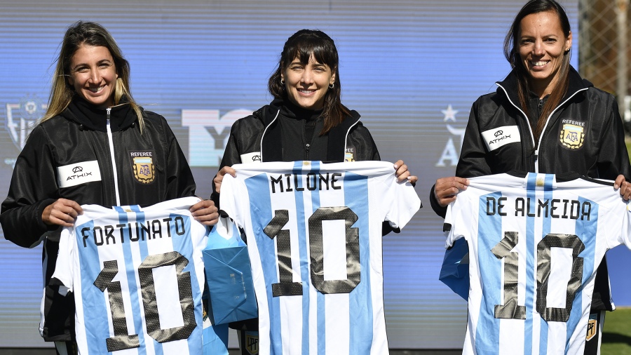 Fortunato Milone De Almeida las tres jueces distinguidas por la AFA en Ezeiza Foto Eliana Obregn