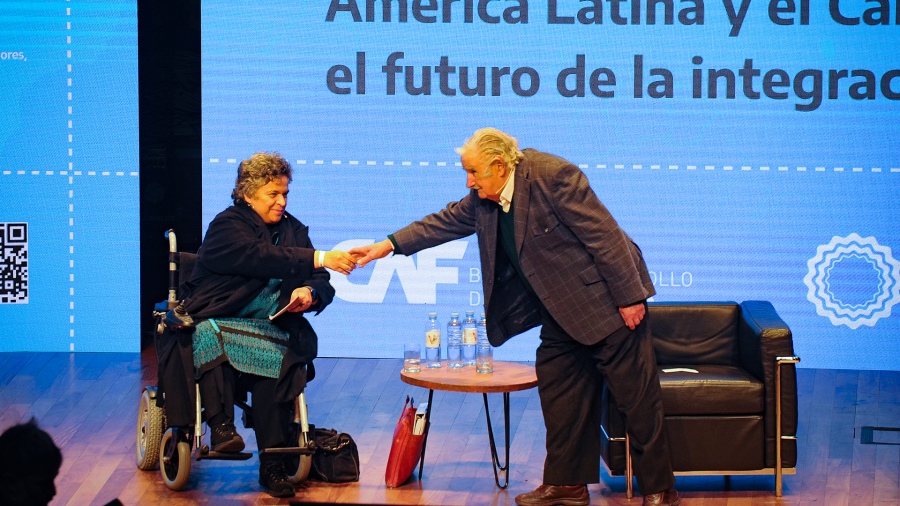 Mujica saluda a la legisladora mexicana Beatriz Paredes Foto Florencia Downes