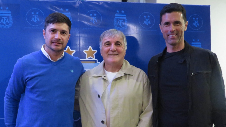 Gugnali en el centro junto a sus colaboradores para el Sub20 del Ascenso Foto AFA