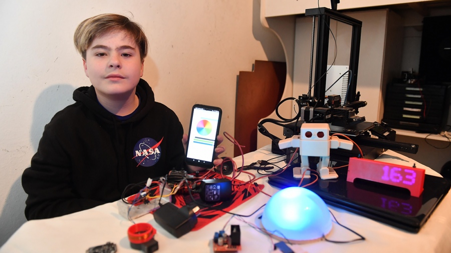 Juan Ignacio Juani Di lalla Spataris tiene 11 aos y es un apasionado de la electrnica En su habitacin con ayuda de sus padres arm un taller donde desarrolla sus inventos Foto Maxi Luna