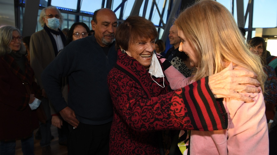 La referente de Madres de Plaza de Mayo Lnea Fundadora Taty Almeida junto a Bernarda Llorente Foto Maximiliano Luna