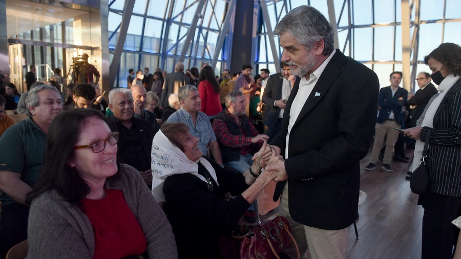 El ministro de Ciencia Daniel Filmus saludando a Taty Almeida Foto Maximiliano Luna