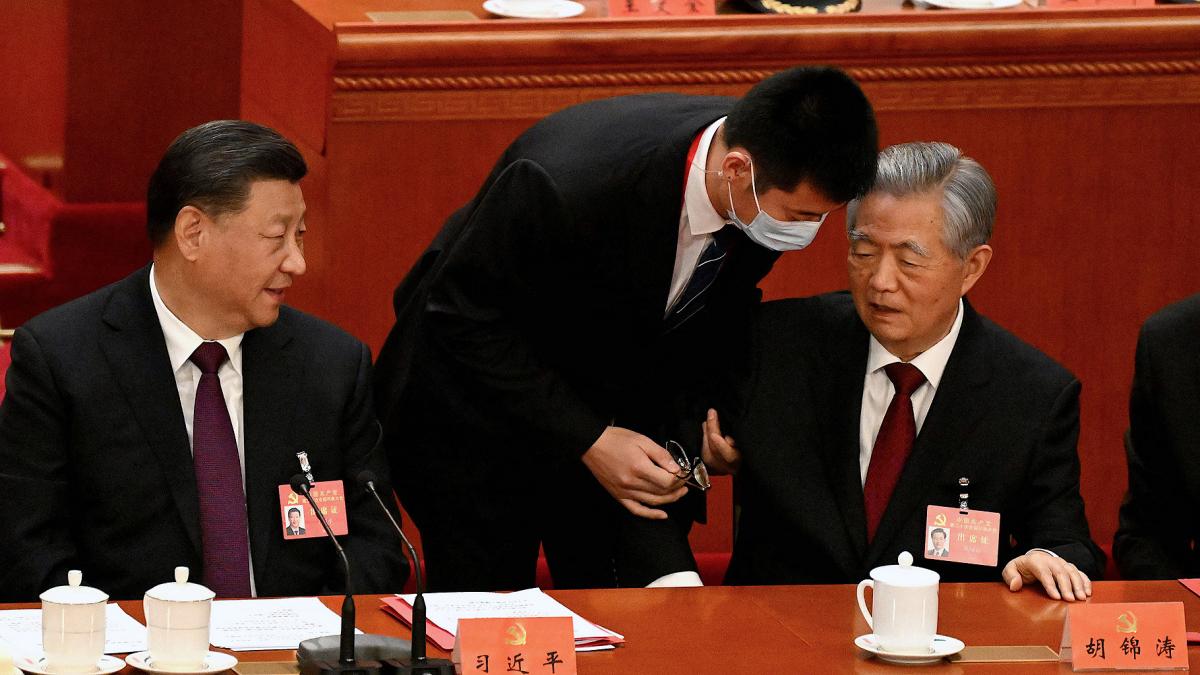 El antiguo presidente Hu Jintao 20032013 sali escoltado antes del cierre del congreso Foto AFP