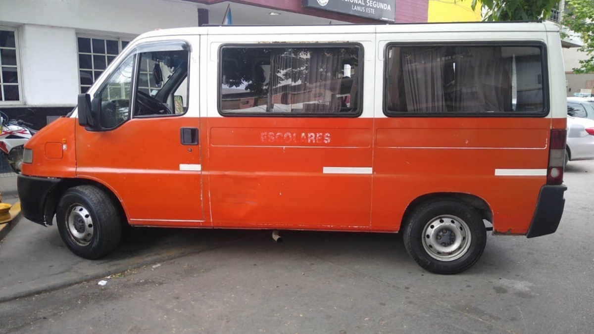 Los delincuentes se trasladaban en una camioneta pintada como transporte escolar