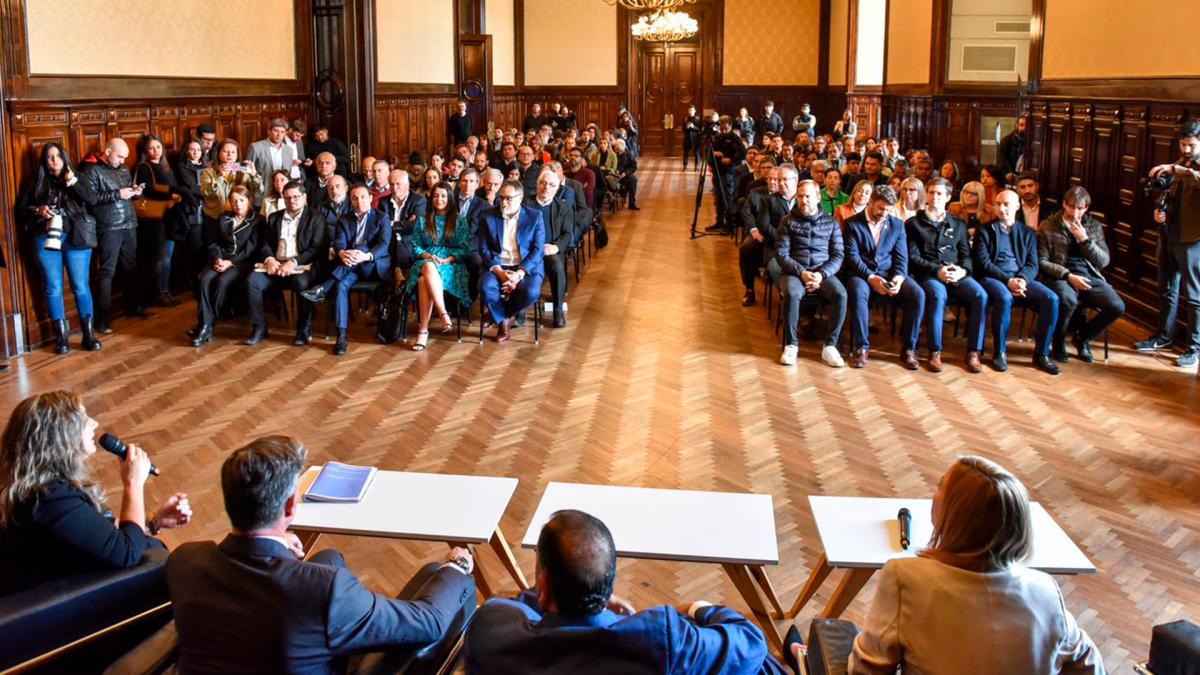 Maggiotti particip en la entrega de equipamiento informtico a municipios en un acto realizado en el Centro Cultural Kirchner CCK