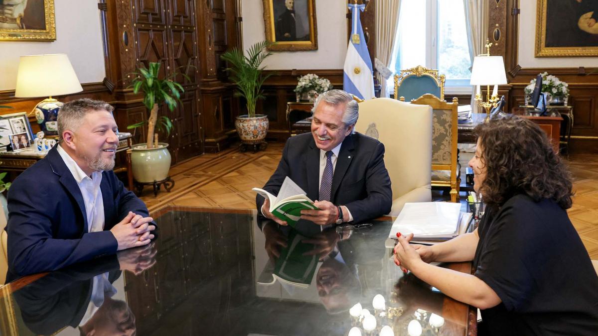 Levn le present al mandatario su libro Volver a pensarnos salud mental poltica y pospandemia