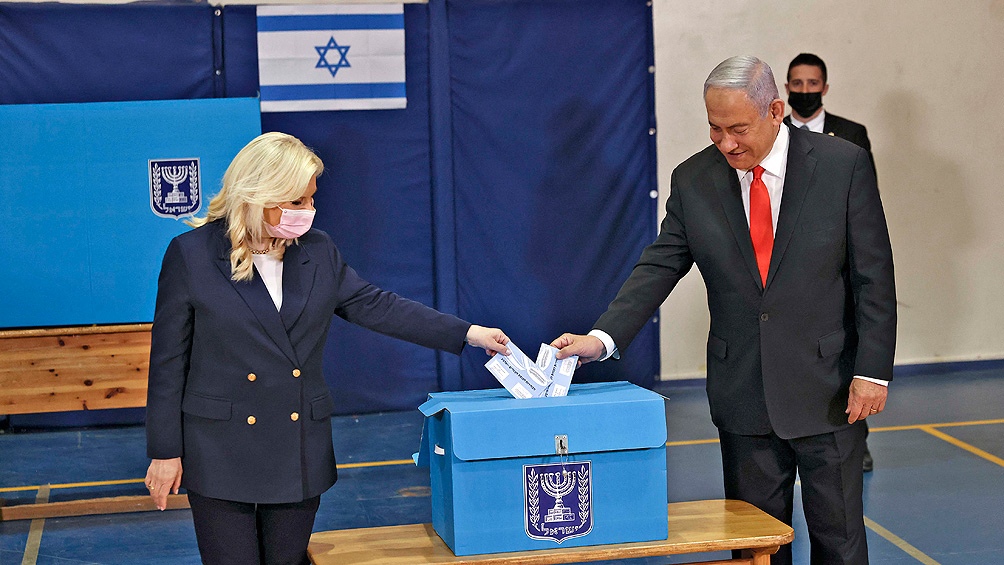 Netanyahu exprimer ministro israel entre 1996 y 1999 y entre 2009 y 2021 emite su voto junto a su esposa