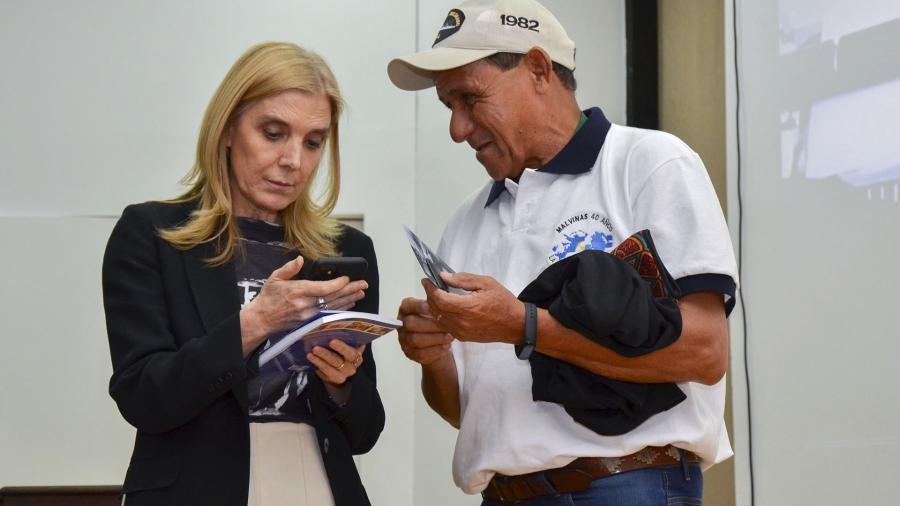 Bernarda Llorente junto a Oscar Daniel Barzola veterano de Malvinas de Entre Ros Foto Hernn Saravia