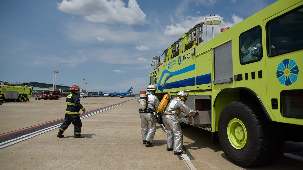 Intervinieron cuatro autobombas aeroportuarias vehculos de rescate y ambulancias provinciales municipales y de empresas locales Foto Prensa