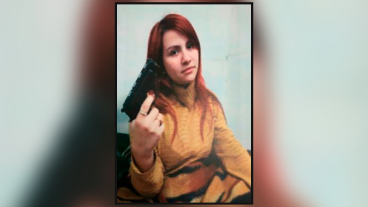 Uliarte en pose con el arma con el que su novio quiso asesinar a la Vicepresidenta