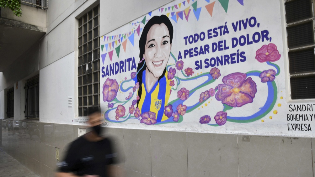 Las paredes del barrio ya recuerdan a Sandra 