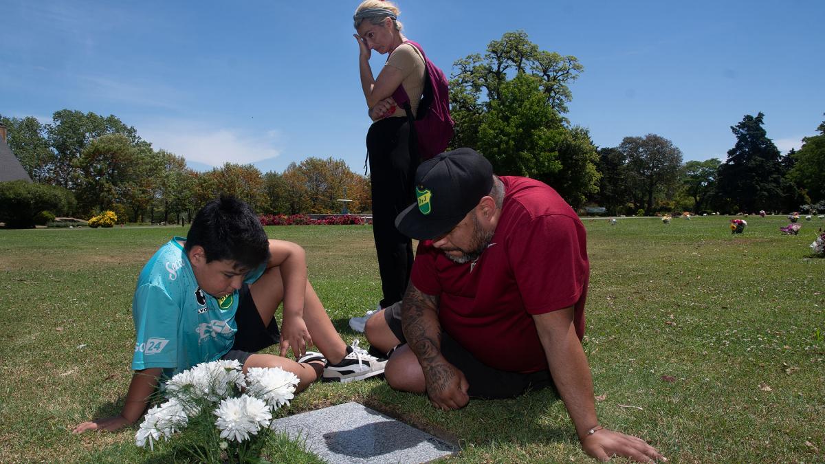 Te vine a ver dijo el pap de Lucas quebrado por la tristeza al visitar por primera vez su tumba Foto Camila Godoy