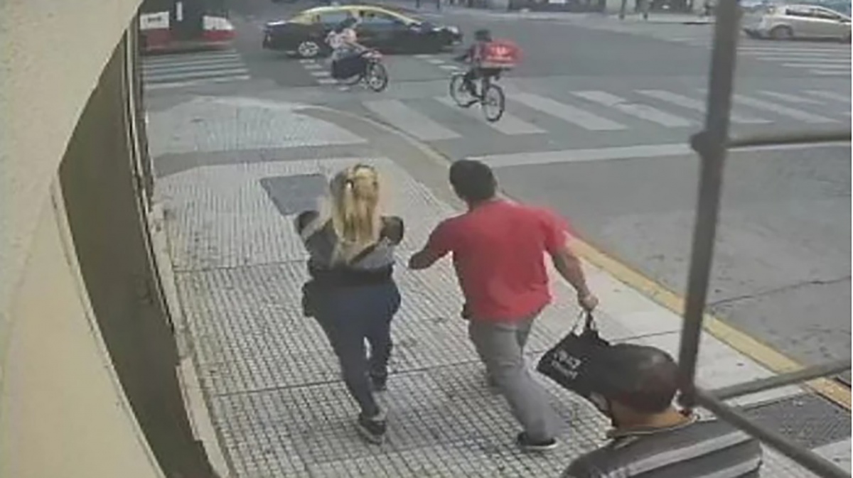 Las cmaras de seguridad de un supermercado fueron una prueba clave en la investigacin En la imagen se ve al asesino junto a su vctima