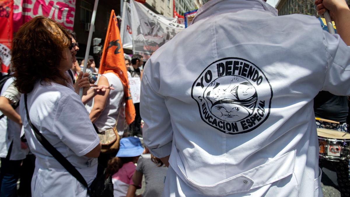 En paralelo al inicio de la sesin afuera de la sede legislativa ubicada en la calle Per al 100 del centro porteo gremios y movimientos sociales realizaban una protesta oto Lara Sartor