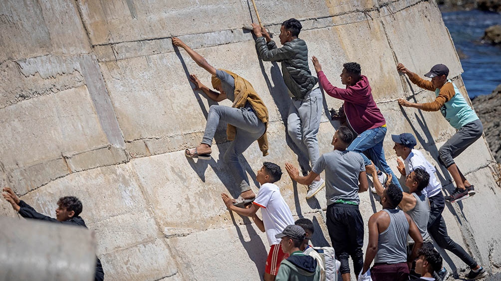 Los migrantes que quieren llegar a Europa a travs de Ceuta y Melilla puertos de Espaa en territorio africano