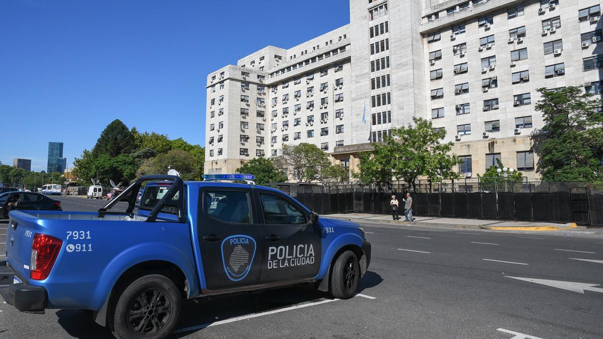 Comodoro Py 2002 amaneci con fuertes medidas de seguridad doble vallado slo un acceso habilitado y dos centenares de policas destinados a la custodia Foto Pablo Aeli