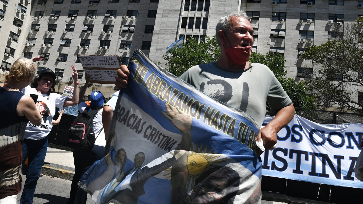 Los que ya llegaron a Comodoro Py a apoyar a la Vicepresidenta Foto Pablo Aeli