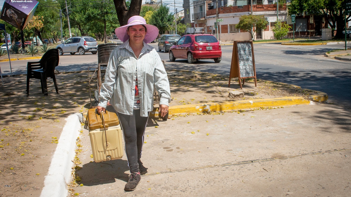 Sombreros y ropa clara la vestimenta elegida para pelearle a las altas temperaturas en Chaco Foto Pablo Caprarulo 