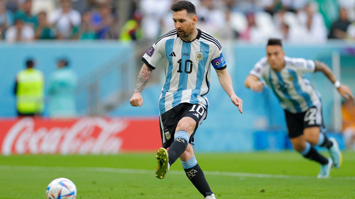 Lionel Messi ejecut los dos penales argentinos anot contra Arabia Saudita y err contra Polonia Foto AFP