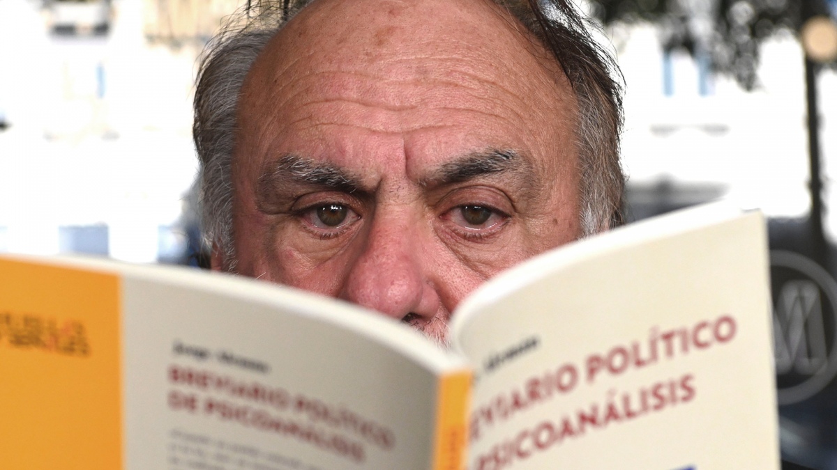 El autor y su ltimo libro Foto Pepe Mateos 