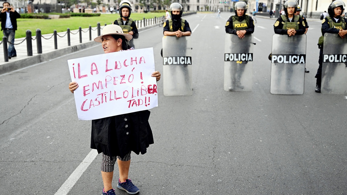 Las fuerzas armadas ya patrullan junto a la polica las calles de varias ciudades bajo estado de emergencia Foto AFP