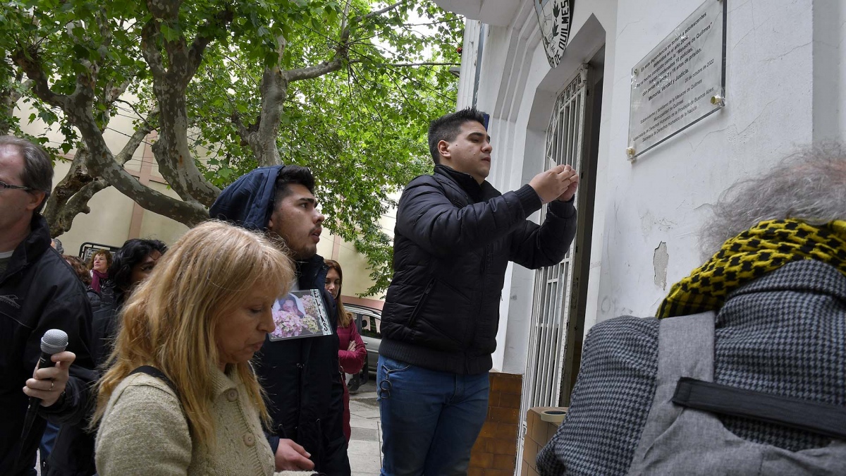 Familiares de los adolescentes inauguraron un Cartel de Sealizacin de Violencia Institucional en la Plaza Hiplito Yrigoyen Foto Eliana Obregn