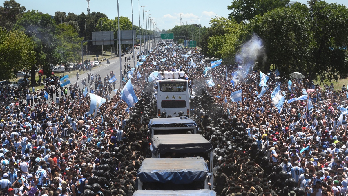 Cientos de miles marchan con entusiasmo para seguir a los jugadores campeones del mundo Foto Gustavo Amarelle