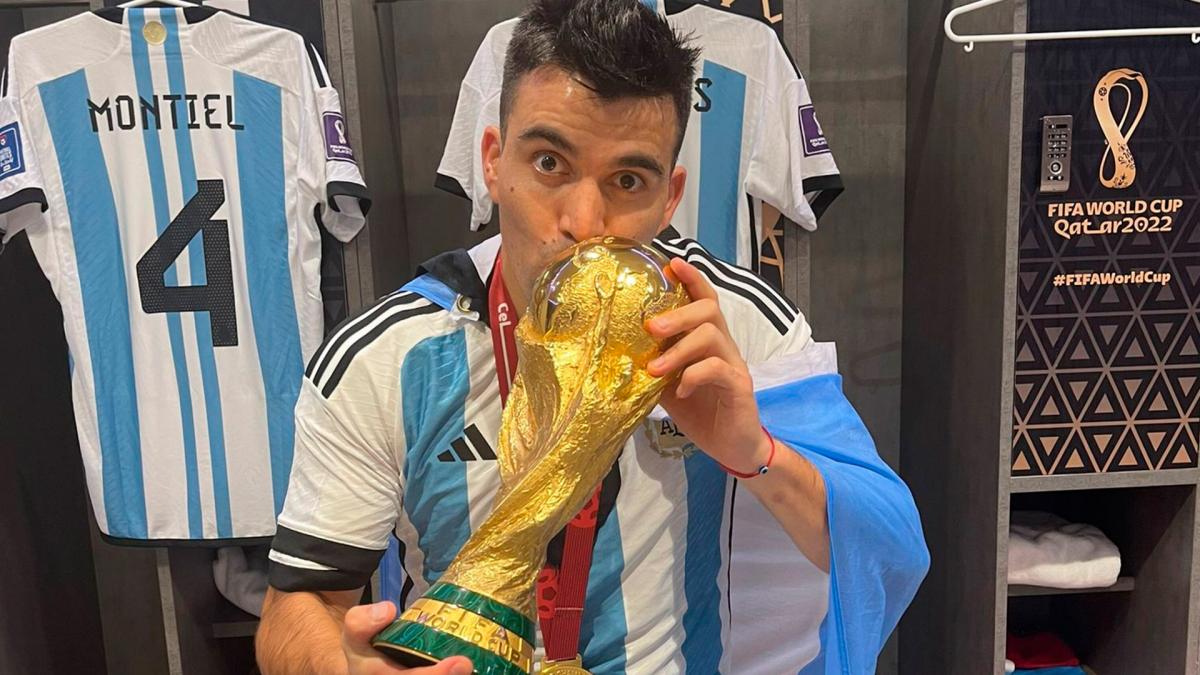 Marcos Acua con la Copa del Mundo Foto Tw AcunaMarcos