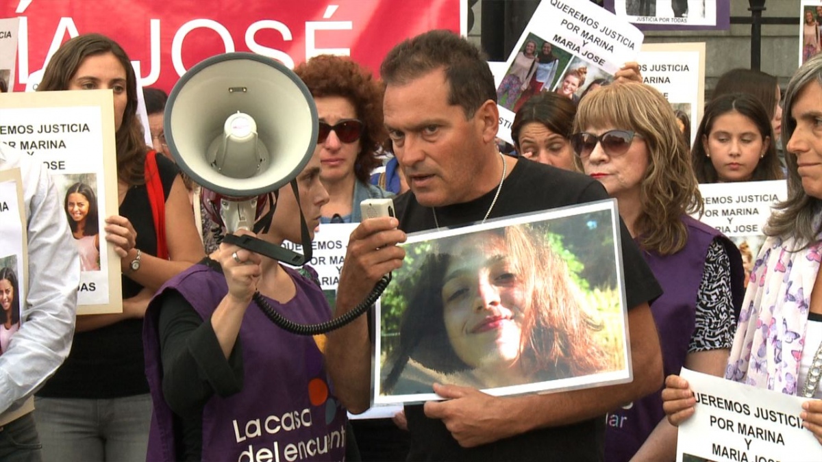 Diego Chomnalez padre de Lola en una de las marchas pidiendo justicia