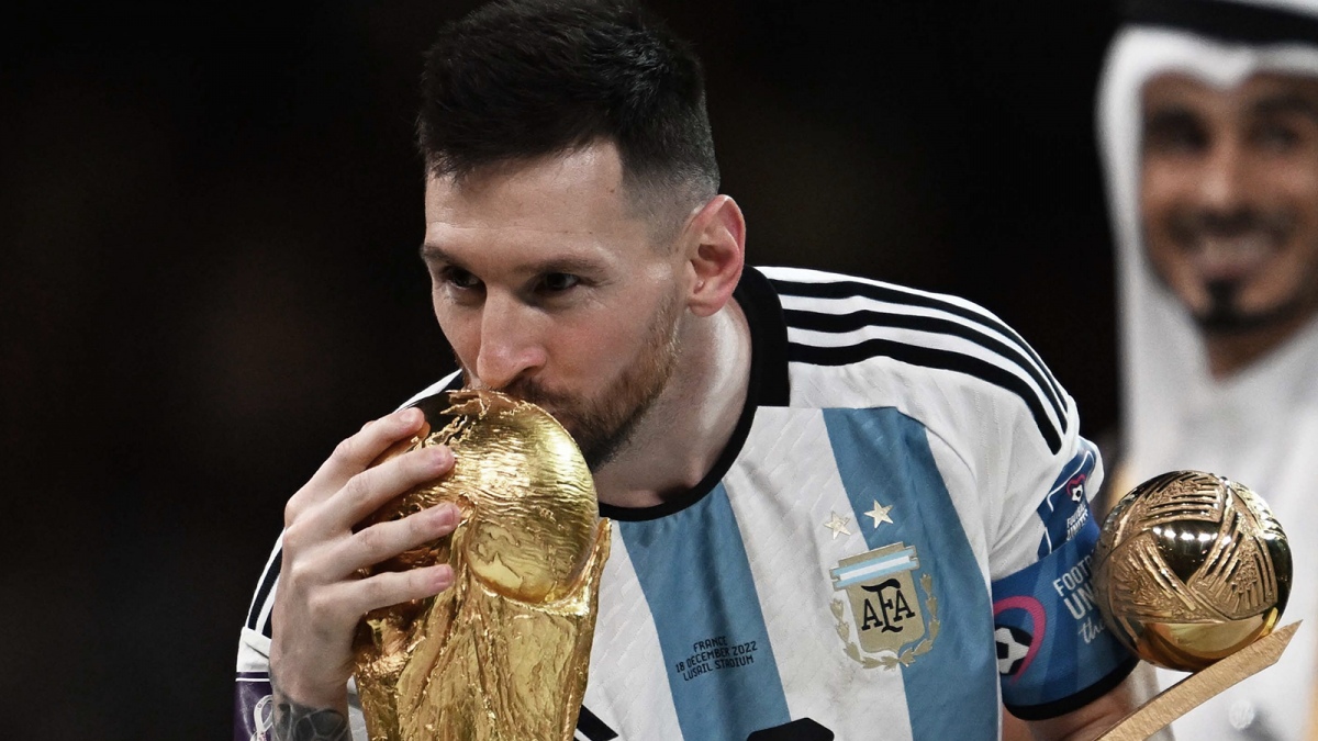 Messi besa la Copa del Mundo Foto Maximiliano Luna 