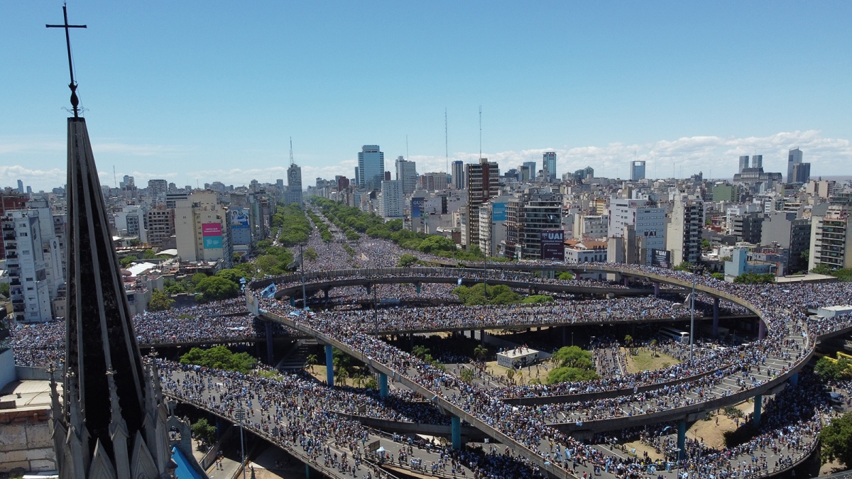 Cientos de miles de hinchas coparon las calles de la ciudad durante los festejos por la obtencin d la copa del mundo Foto Claudio Fanchi