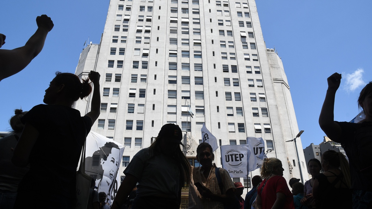 Las organizaciones sociales y polticas nucleadas en la Unin de Trabajadores de la Economa Popular UTEP protestan en el ministerio de Desarrollo Social Foto Victoria Egurza