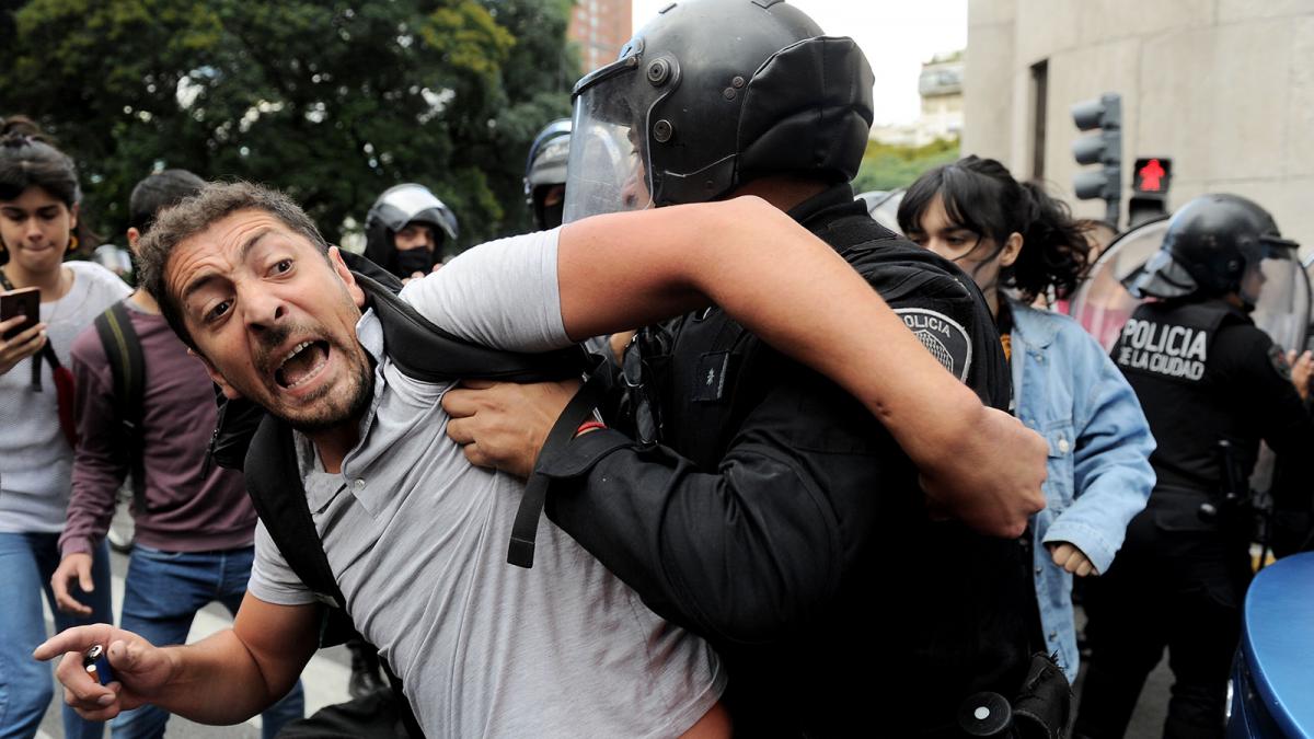 La Polica de la Ciudad reprimi a los trabajadores del cine y del INCAA que se manifestaban para pedir la renuncia del director Foto Osvaldo Fanton