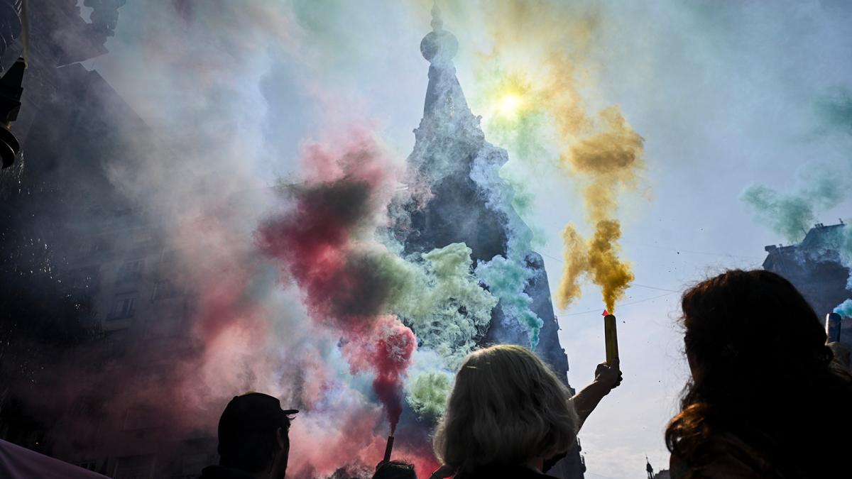 Bengalazo para frenar el desfinanciamiento de la Cultura frente al Congreso Nacional Foto Leo Vaca