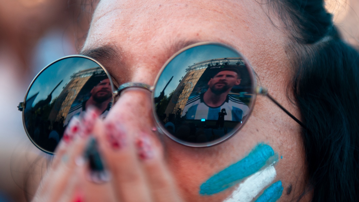 La hinchada argentina en el Fan Fest durante el partido entre Argentina y Mxico Foto Cris Sille