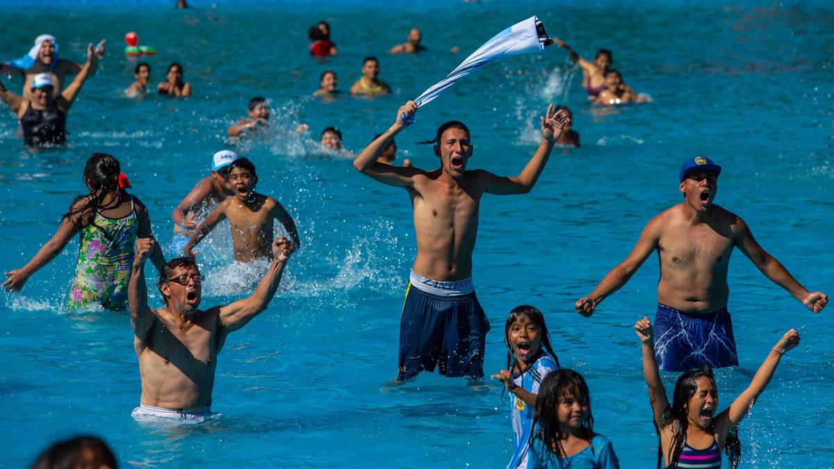 Festejos por la victoria del seleccionado argentino de ftbol balneario Carlos Xamena Salta Foto Javier Corbaln