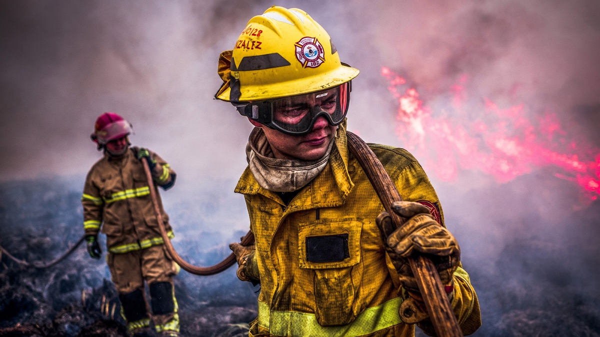 Un bombero de Santa Clara del Mar trabaja en los campos del CELPA en el partido de Mar Chiquita para extinguir los incendios el 9 de Julio Foto Diego Izquierdo