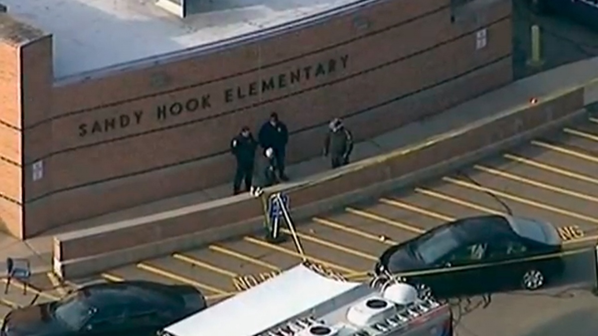 El 14 de diciembre de 2012 poco despus de asesinar a su propia madre Adam Lanza mat a 26 personas en la escuela primaria de Sandy Hooks Foto captura video