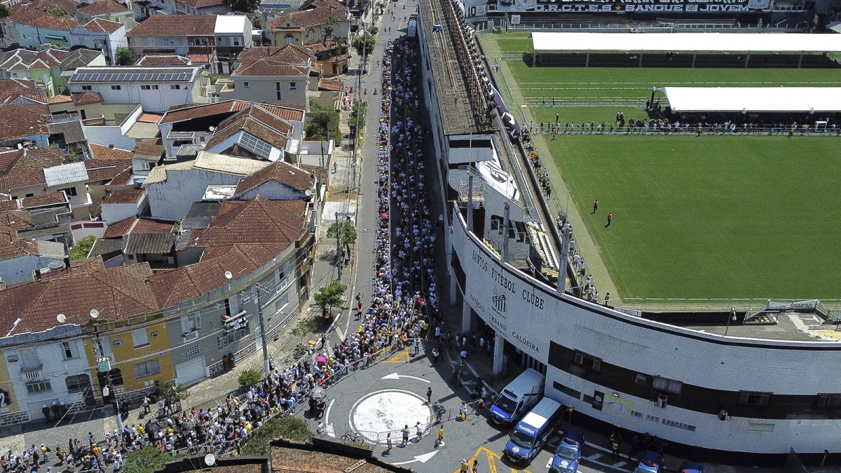 El estadio estuvo decorado con las banderas de distintos sectores de la hinchada y gigantografas de Pel una de las cuales deca El nico futbolista que par una guerra y Viva o Rei Foto AFP