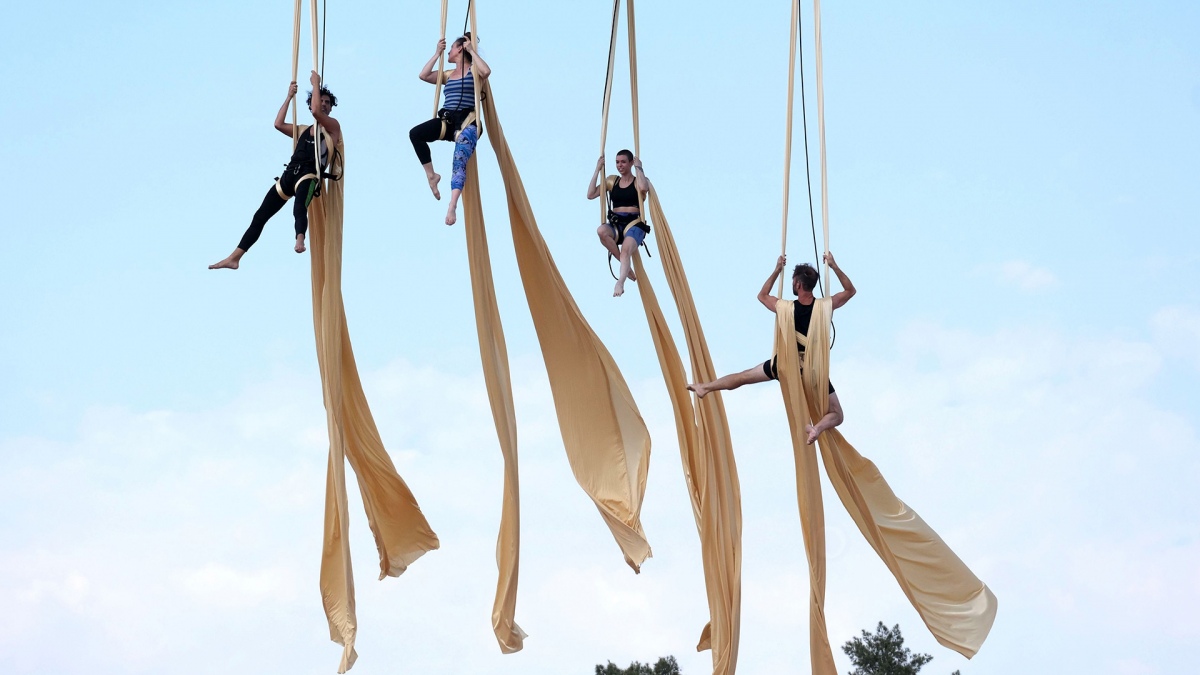 El ensayo de las acrobacias que tambin acompan el gran encuentro musical Foto Germn Pomar